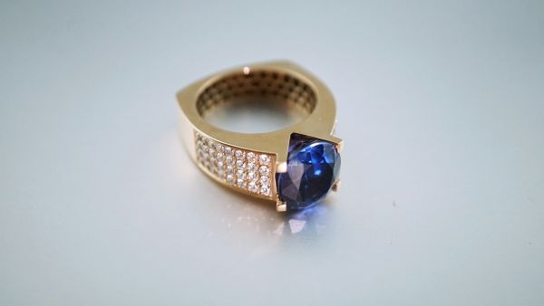Découvrez comment créer une bague sur mesure distincte