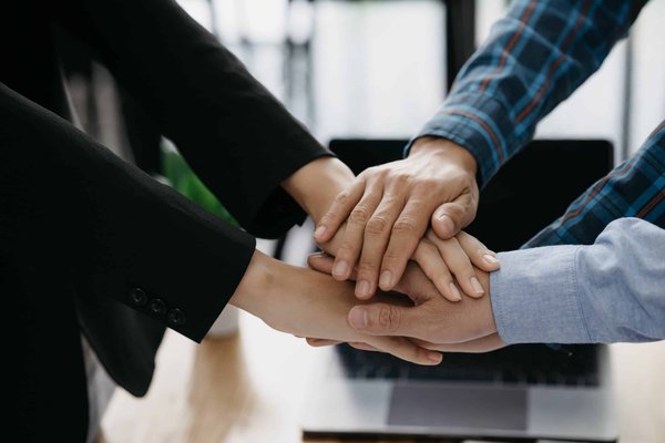 Comment coordonner habillement des bijoux avec pierres de naissance dans un ensemble de travail?